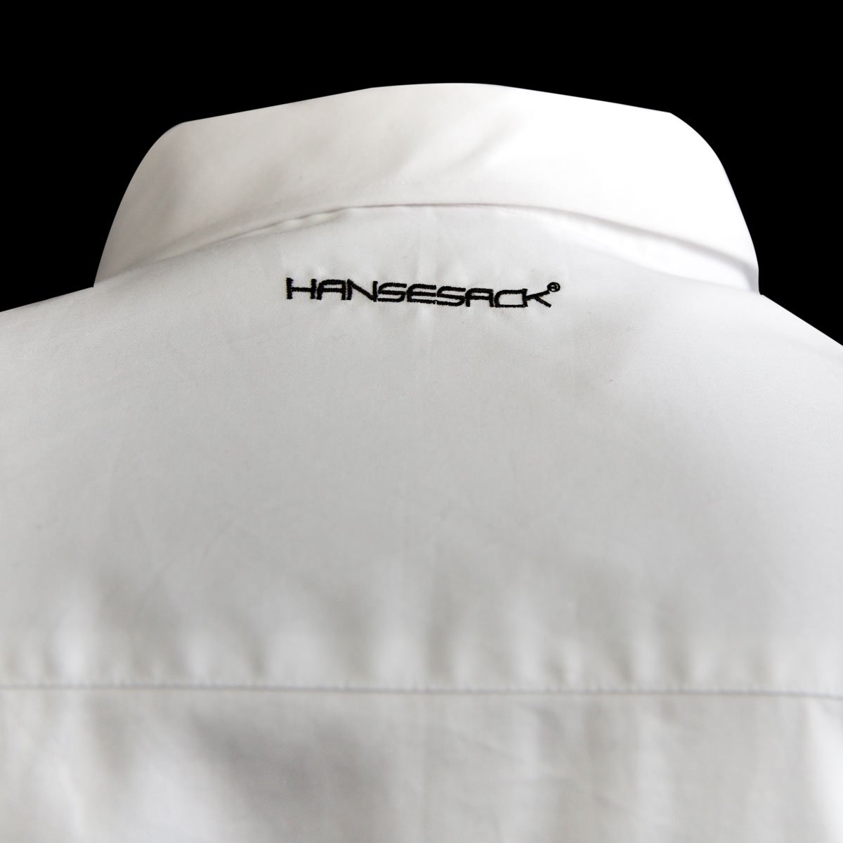 Hansesack Produktbild weißes Business-Hemd  seidig glänzend von hinten Nahaufnahme Hansesack Schriftzug