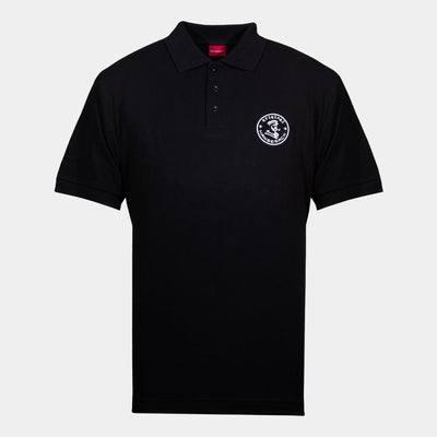 Hansesack Produktbild schwarzes Polo-Shirt mit weißem Original Hansesack Stick von vorne