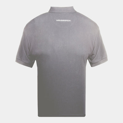 Hansesack Produktbild graues Polo-Shirt mit weißem Hansesack Stick von hinten